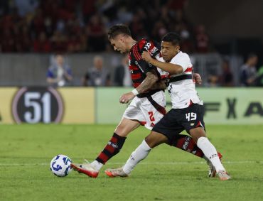 Ryan Francisco em disputa contra o Flamengo
