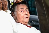 Mãe de Preta Gil é consolada em velório da filha; veja