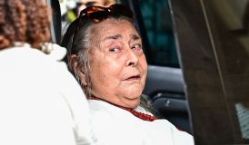 Mãe de Preta Gil é consolada em velório da filha; veja