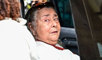Mãe de Preta Gil é consolada em velório da filha; veja