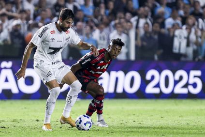 Disputa de bola em Santos x Flamengo