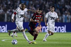 Neymar e Jorginho durante disputa de bola em Santos x Flamengo