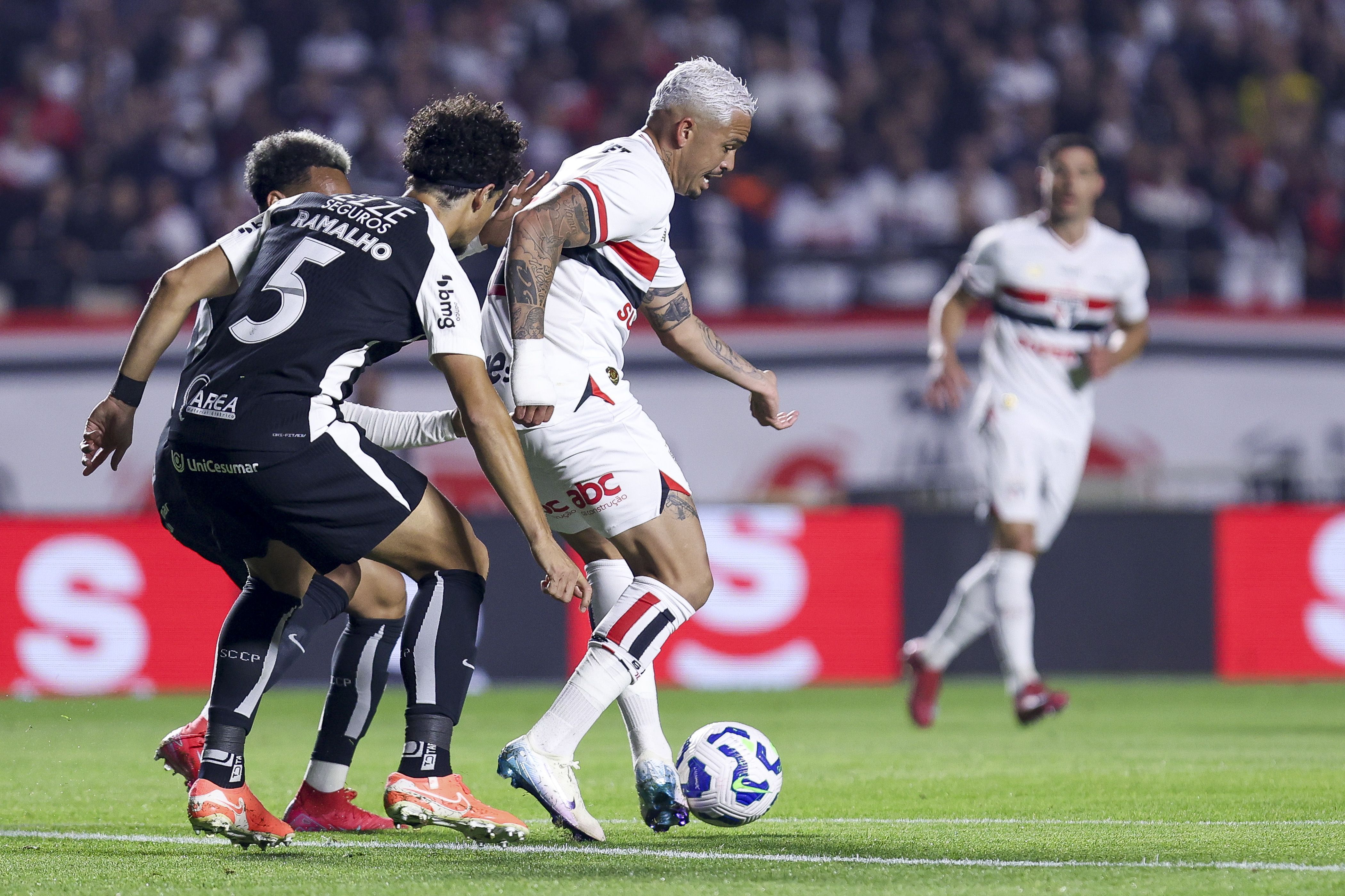 Disputa de bola entre Luciano e André Ramalho em São Paulo x Corinthians