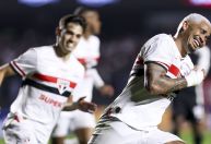 Luciano decide, e São Paulo bate Corinthians em clássico no Brasileirão