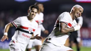 Luciano decide, e São Paulo bate Corinthians em clássico no Brasileirão