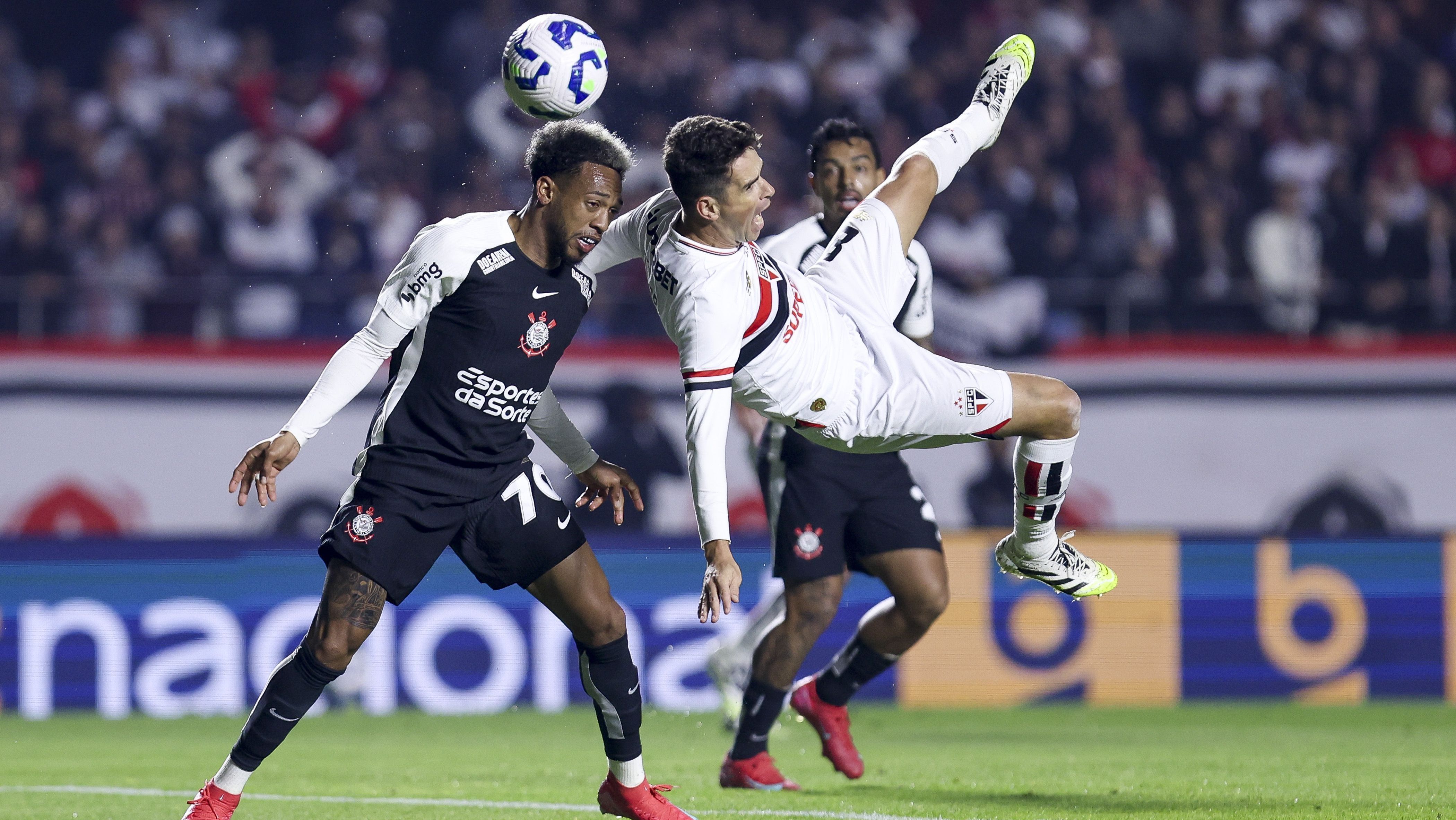 Oscar se machuca durante São Paulo x Corinthians