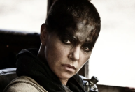 Charlize Theron diz por que omitiu nome de diretor que acusou de assédio