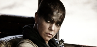 Charlize Theron diz por que omitiu nome de diretor que acusou de assédio