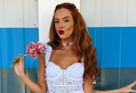 Mais um? Giovanna Lancellotti aparece vestida de noiva em gravação