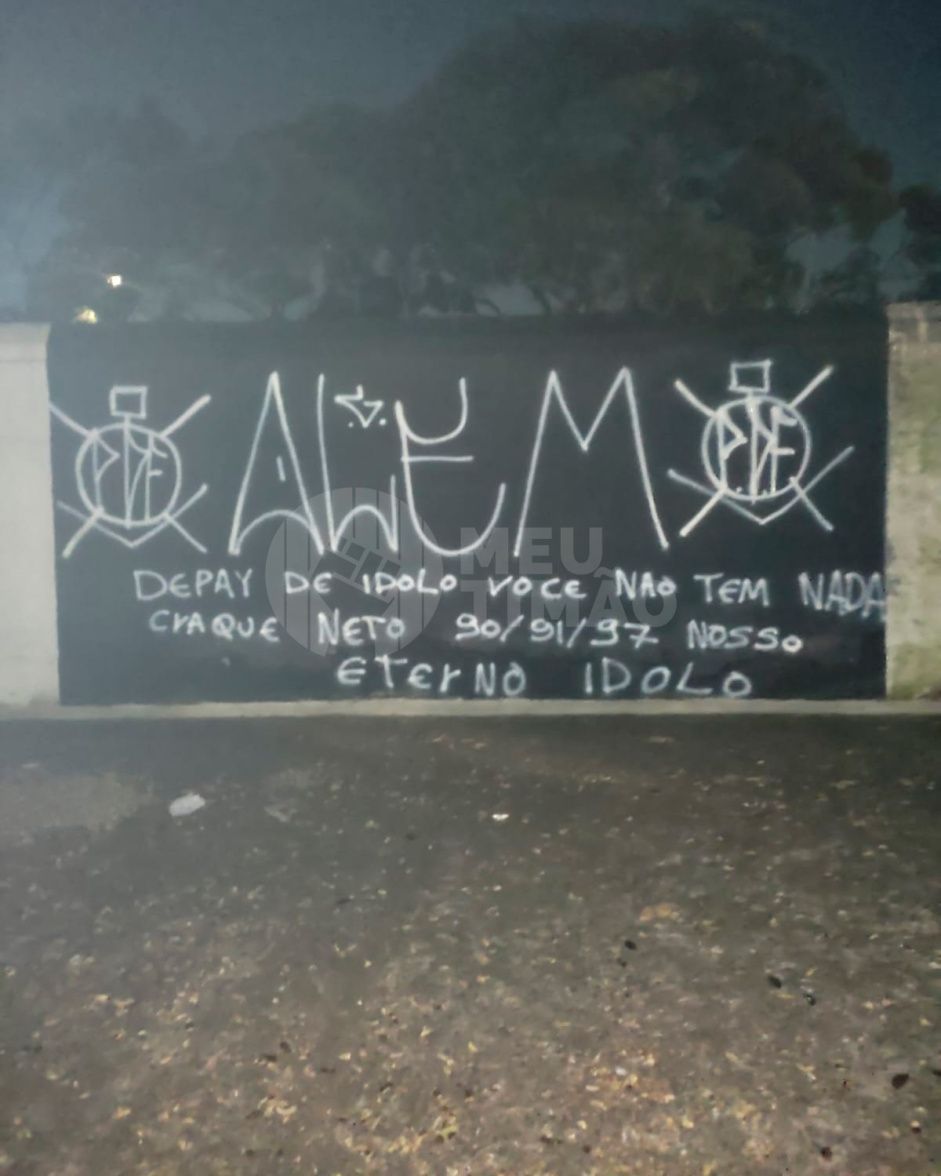 Sede do Corinthians amanhece com muros pichados • Meu Timão