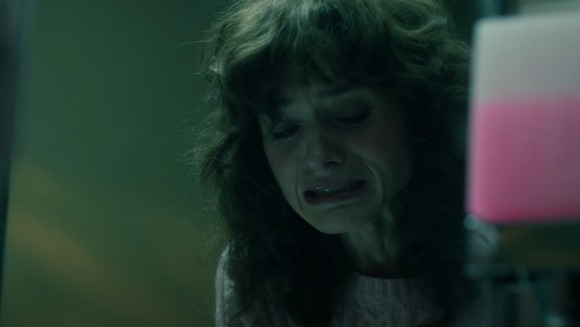 Nancy Wheeler (Natalia Dyer) aparece lavando suas mãos cheias de sangue • Reprodução/Netflix