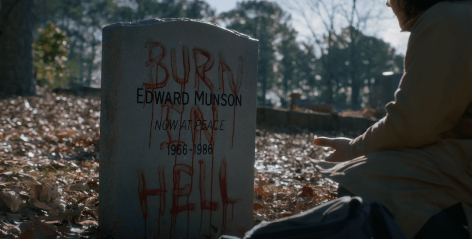 Túmulo de Eddie Munson em "Stranger Things" • Reprodução/Netflix