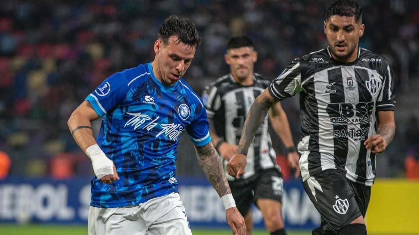 Central Córdoba e Cerro Largo durante jogo