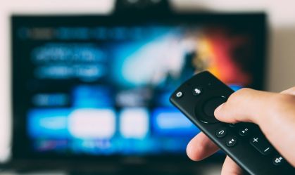 TV ainda reina como meio favorito para ver futebol no Brasil, diz pesquisa