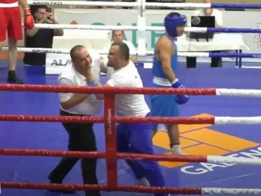 Técnico vai pra cima de árbitro de boxe