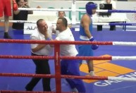 Técnico de boxe vai pra cima de árbitro na Europa; veja
