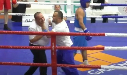 Técnico de boxe vai pra cima de árbitro na Europa; veja