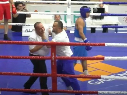 Técnico vai pra cima de árbitro de boxe