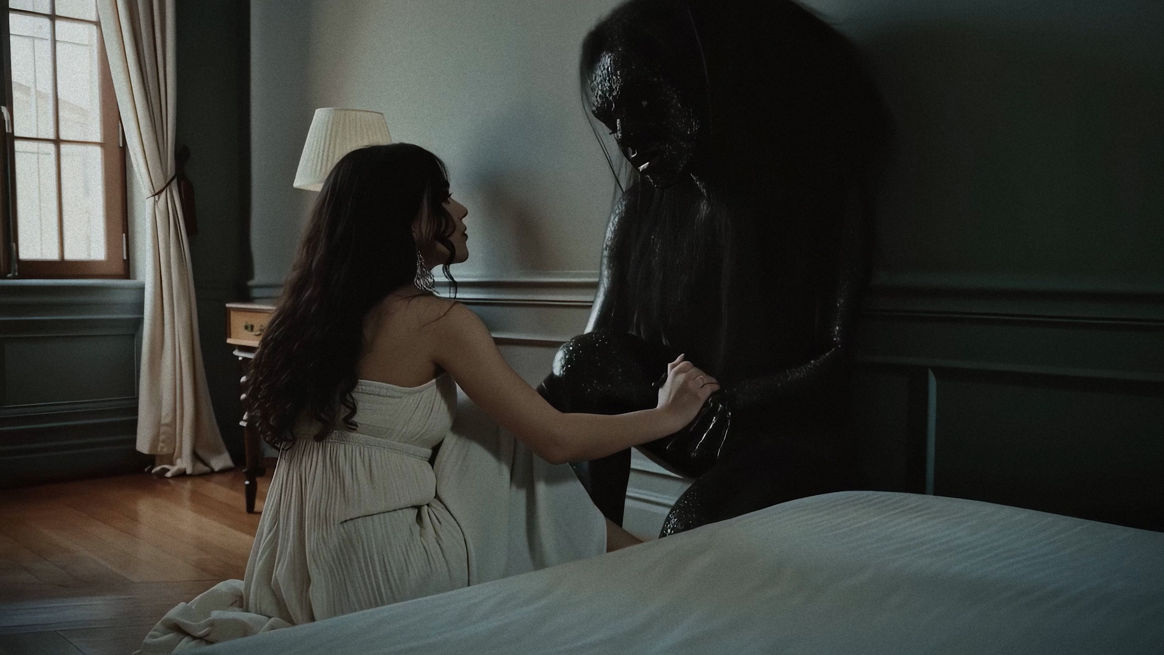 Imagens do clipe de "Dancing With Shadows", do The Transits