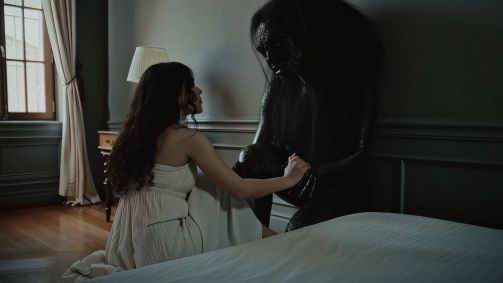 Imagens do clipe de "Dancing With Shadows", do The Transits