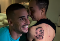 Parecido? Fã faz tatuagem com rosto de Thiago Galhardo, ex-Vasco