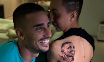 Parecido? Fã faz tatuagem com rosto de Thiago Galhardo, ex-Vasco