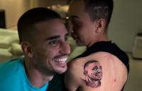Parecido? Fã faz tatuagem com rosto de Thiago Galhardo, ex-Vasco