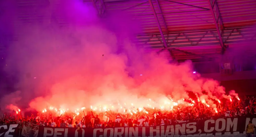 Torcedores do Corinthians usaram sinalizadores
