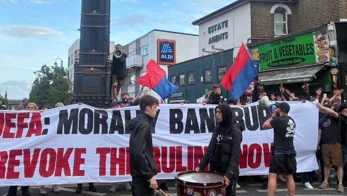 Torcedores do Crystal Palace durante protesto contra a Uefa