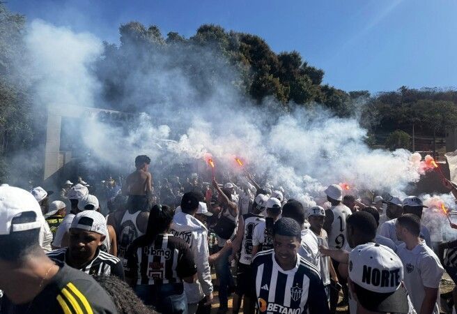 Torcida do Atlético-MG apoia e protesta antes de jogo contra o Flamengo 4