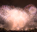 França celebra Dia da Bastilha com show de fogos na Torre Eiffel