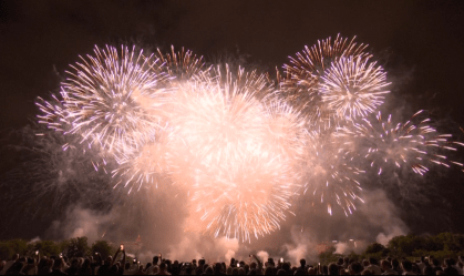 França celebra Dia da Bastilha com show de fogos na Torre Eiffel; veja vídeo