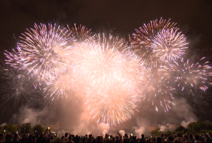França celebra Dia da Bastilha com show de fogos na Torre Eiffel