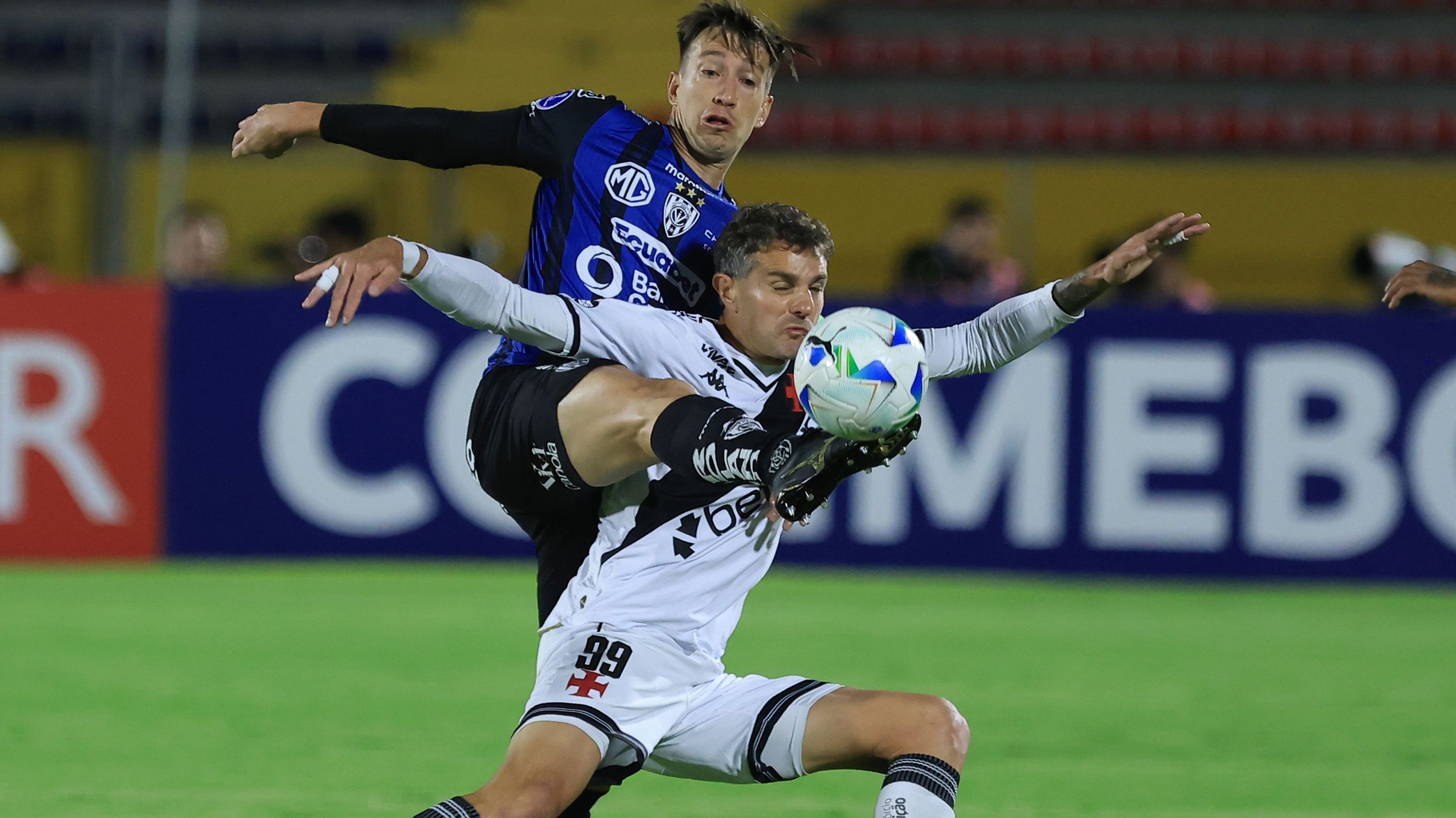 Vegetti durante partida do Vasco contra o Del Valle na Sul-Americana