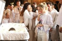 Carolina Dieckmmann se emociona em velório de Preta Gil; veja fotos