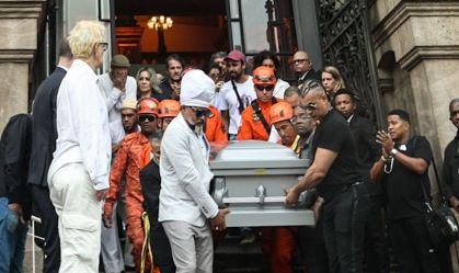 Fran Gil, Otávio Muller e Carlinhos Brown carregam caixão de Preta Gil