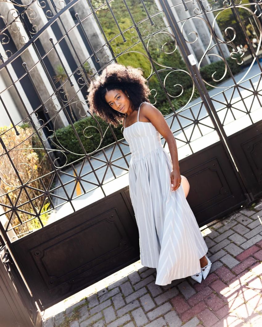 Vestidos e chemises listrados • Instagram/Sah Oliveira