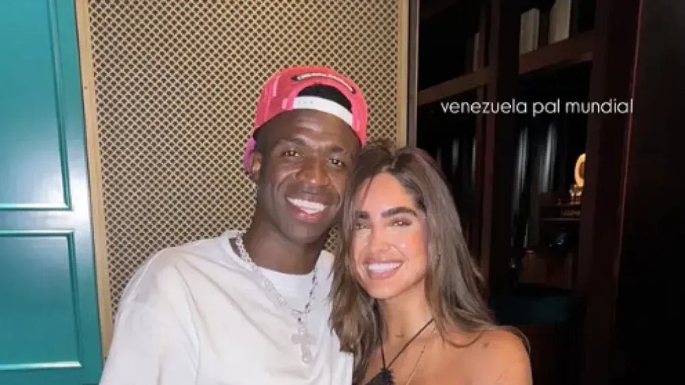 Vinicius Júnior ao lado de Isabella Ladera