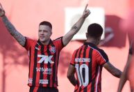 Vitória vence RB Bragantino e escapa do Z4 do Brasileirão