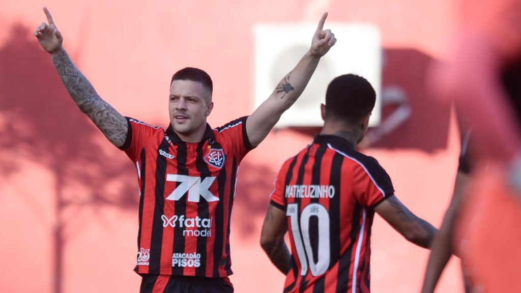 Renato Kayzer comemora gol do Vitória sobre o Bragantino