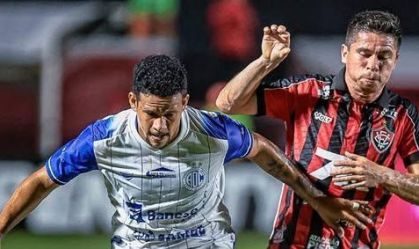 Copa do Nordeste: Confiança marca no fim, bate Vitória no Barradão e avança