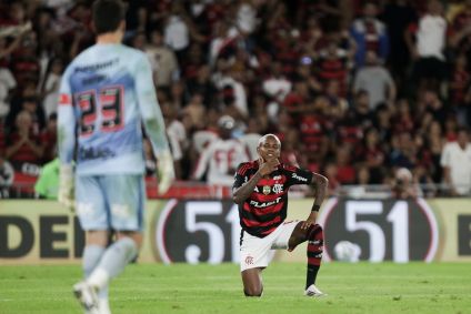 Wallace Yan marca o segundo para o Flamengo contra o São Paulo