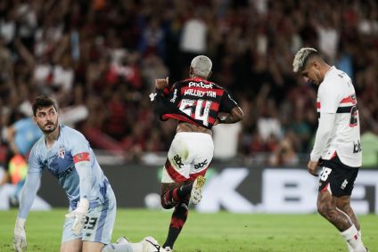 Wallace Yan marca o segundo para o Flamengo contra o São Paulo