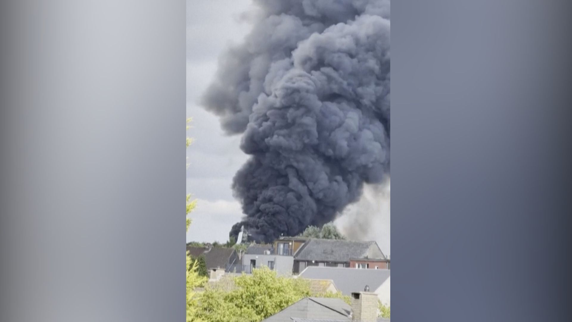 Fumaça preta após incêndio no palco principal do festival de música Tomorrowland