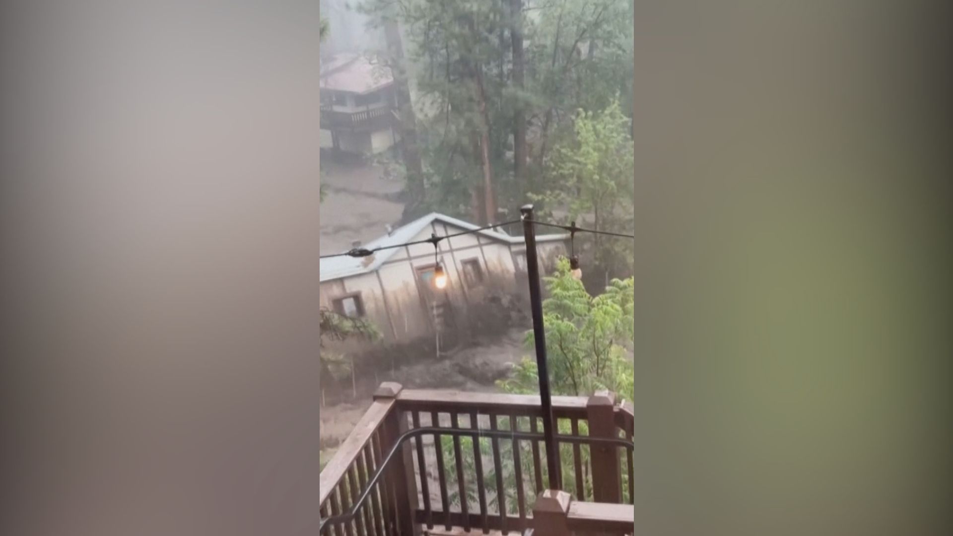 Imagens de testemunhas registram uma casa sendo arrastada pela enchente no Novo México