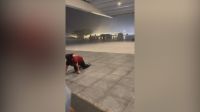 Vídeo mostra pessoas lutando contra ventania causada por tufão na China