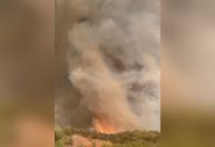 Bombeiros tentam apagar tornado de fogo na Turquia; Veja vídeo