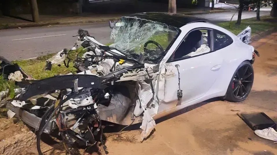 Porsche ficou totalmente destruído após colisão