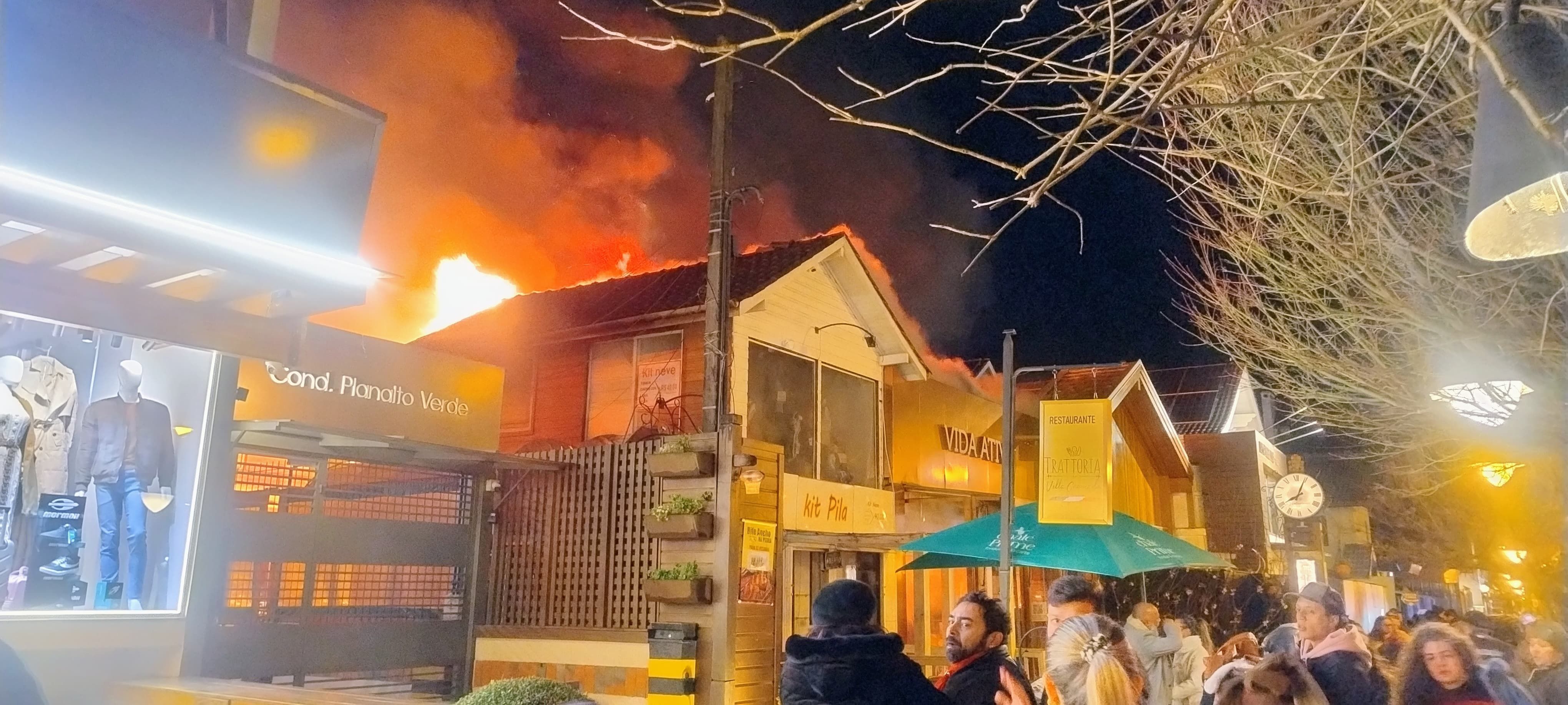 Incêndio destrói duas lojas no centro de Gramado (RS)