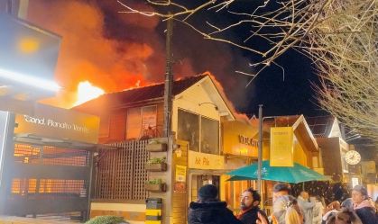 Vídeo: incêndio destrói duas lojas no centro de Gramado (RS)